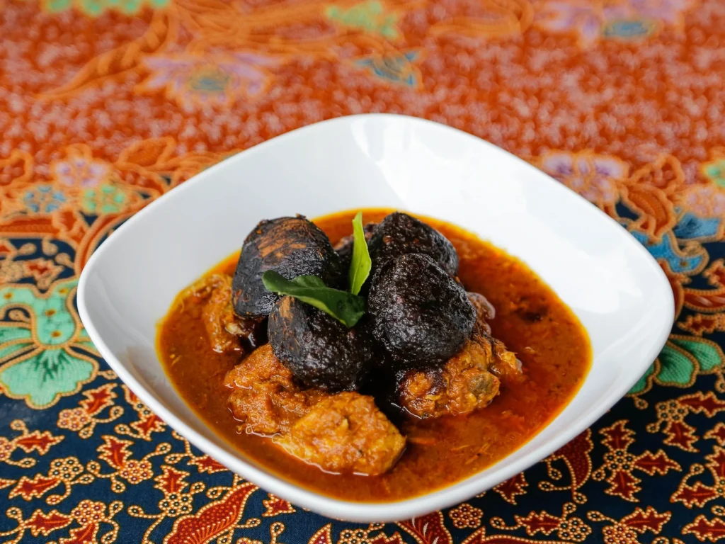 01ayam buah keluak close up